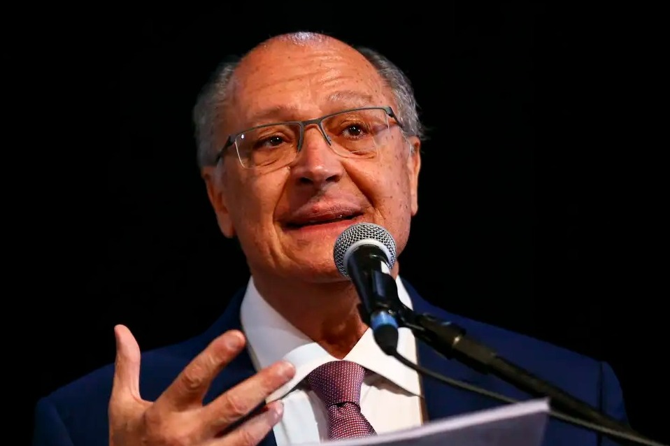 Alckmin Pressiona por Pacote 'Antitarifaço', Rebate Trump e Critica 'Maus Brasileiros