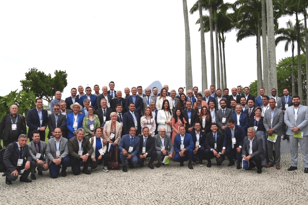 Andrei Gonçalves e mais de 100 prefeitos e prefeitas entregam carta que será encaminhada a líderes mundiais durante a COP30, no Pará