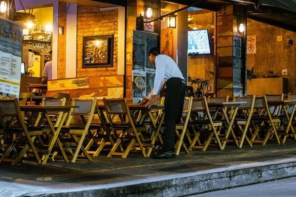 Bares e Restaurantes em Apuros: Vendas Despencam 5% e Setor se Prepara para Impacto Ainda Pior com Crise do Metanol