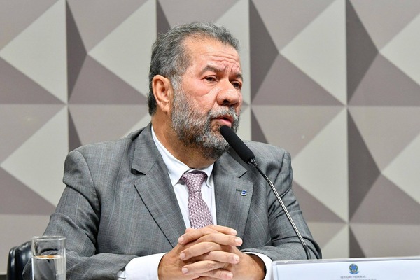 Carlos Lupi nega omissão e anuncia medidas contra descontos irregulares no INSS