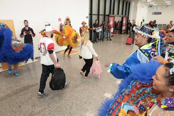 Clima Junino no Ar: Turistas Desembarcam em Petrolina ao Som de Xote, Xaxado e Baião em Recepção Especial no Aeroporto