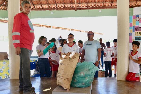 Escola Rural de Juazeiro recebe ação da Prefeitura sobre educação ambiental com foco em reciclagem e cuidado com o solo