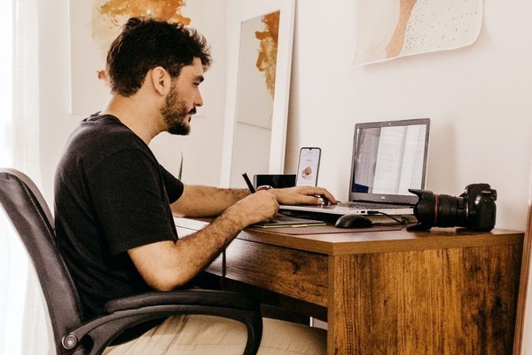 Estudo do Ipea Revela Paradoxo: Renda de Informais e Autônomos Dispara, mas Ameaça Futuro da Previdência