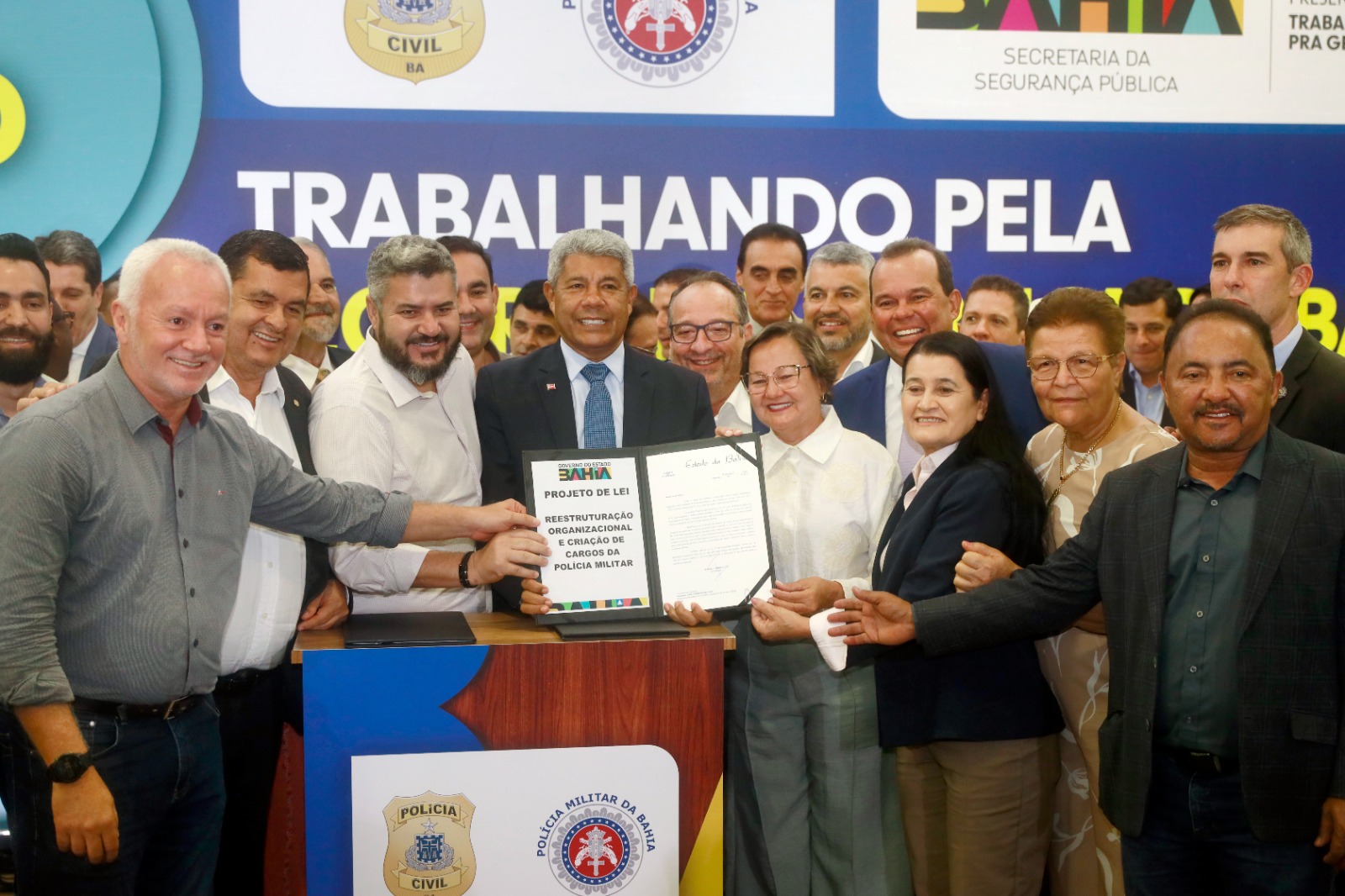 Jerônimo entrega novas viaturas e assina projetos de lei que reestruturam a organização da segurança pública na Bahia