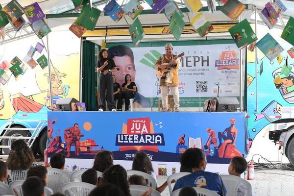 Juá Literária: Carreta Literária estaciona em Juazeiro e encanta crianças com histórias, música e muita imaginação