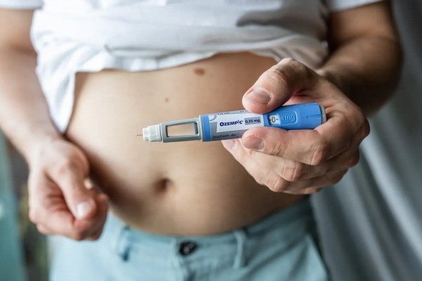 O que acontece quando você para de tomar Ozempic? Estudo aponta reganho de peso e impactos metabólicos