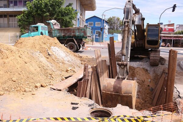 Obra de drenagem na Adolfo Viana interdita as duas vias e exige atenção de motoristas e pedestres