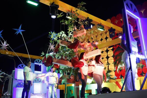 Petrolina completa 130 anos e celebra sua história com desfile que exalta o impacto social e artístico da cidade