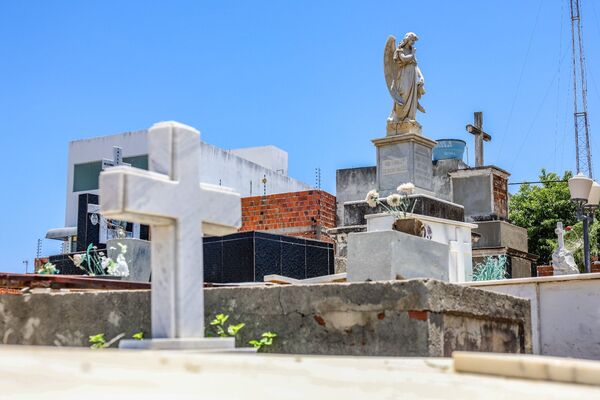 Petrolina realiza mutirão de limpeza em cemitérios para o Dia das Mães