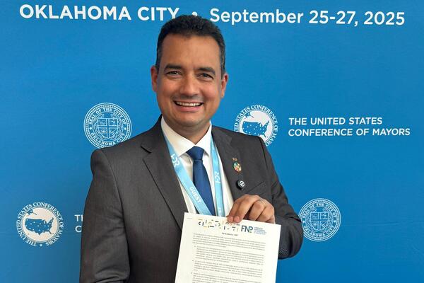 Prefeito de Juazeiro entrega carta da FNP em conferência nos EUA para pressionar sobre tarifas que afetam produtores brasileiros, destacando a força política da região no cenário global