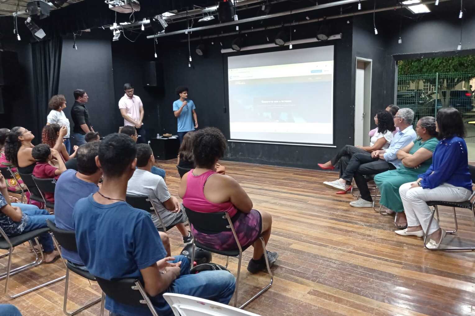 Prefeitura de Juazeiro certifica jovens em cursos de tecnologia na Praça CEU