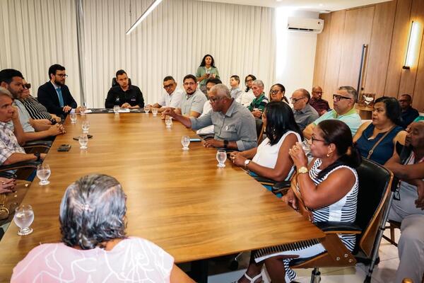 Prefeitura de Juazeiro realiza reparação histórica e anuncia pagamento da correção da paridade para 154 professores aposentados