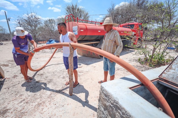 Programa Água Boa já distribuiu mais de 2 mil carradas de água na zona rural de Petrolina