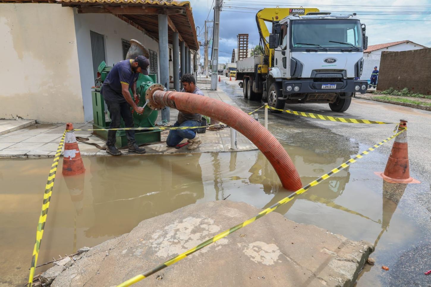 Chuvas históricas em Petrolina colocam equipes da Prefeitura em operação contínua nos pontos mais críticos