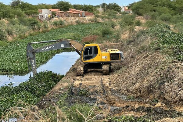 Prefeitura de Juazeiro intensifica limpeza de canais e reforça combate às muriçocas. Município garante R$ 110 milhões para obras de urbanização e drenagem