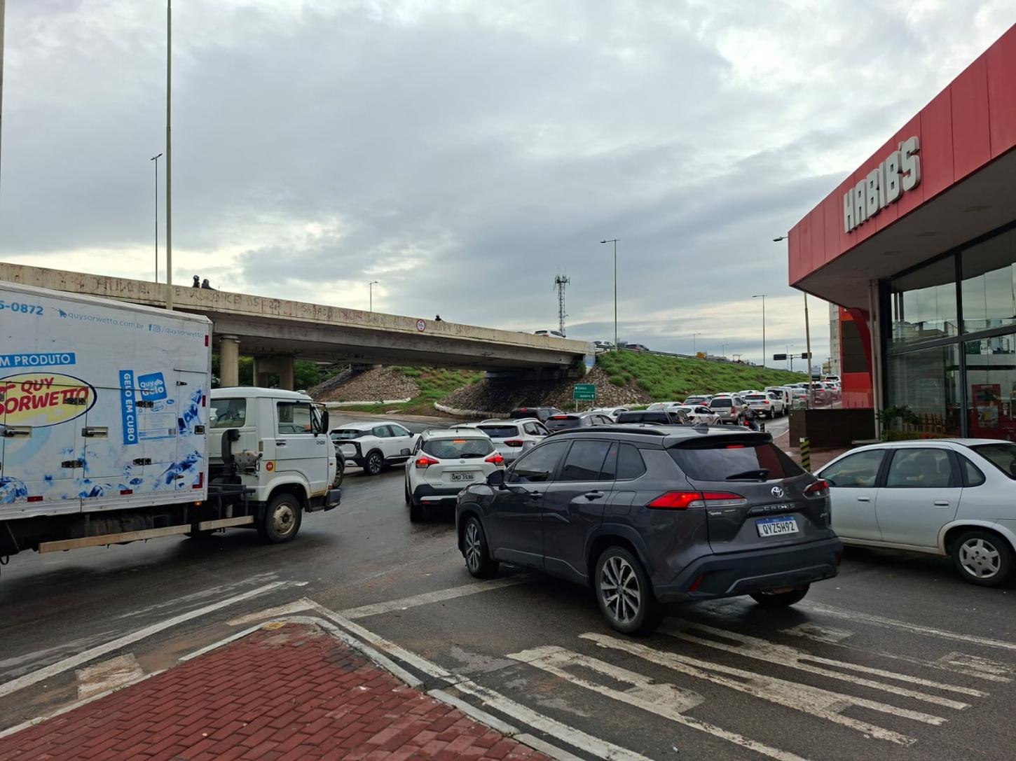 Prefeitura de Petrolina orienta motoristas sobre cuidados no trânsito durante período chuvoso