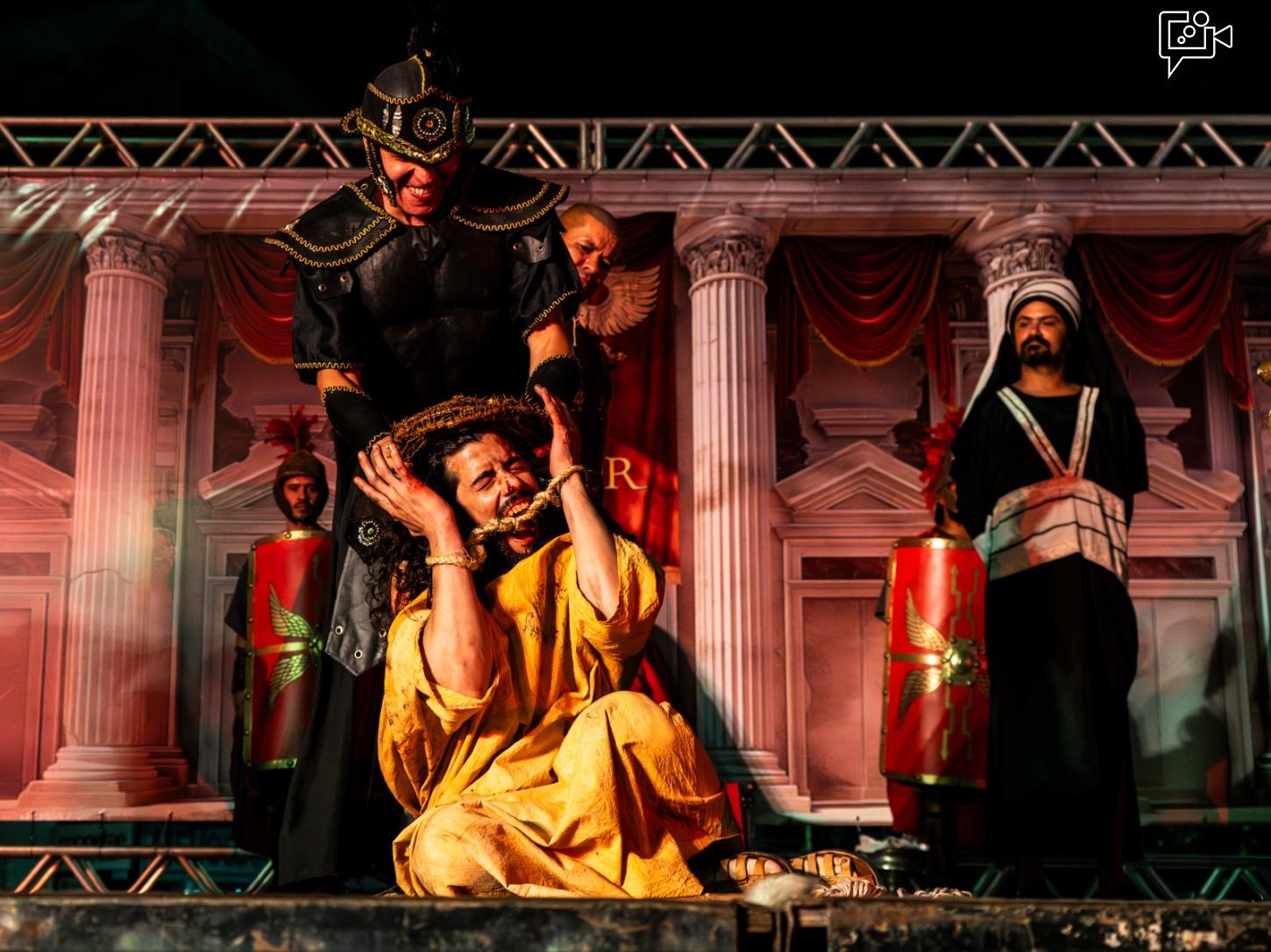 A crucificação emociona multidão na concha acústica