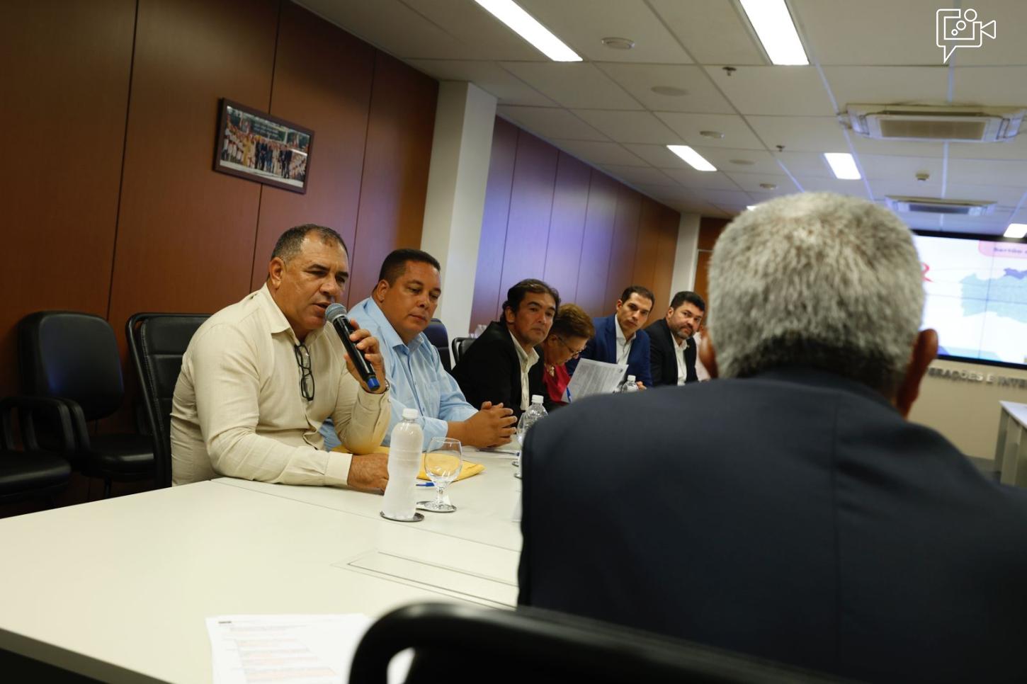 Governo entrega ambulância, veículo administrativo e equipamentos para fortalecer a saúde em Canudos