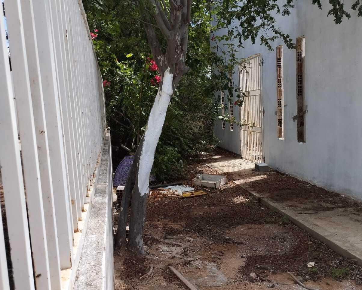 Abandono e lixo espalhado