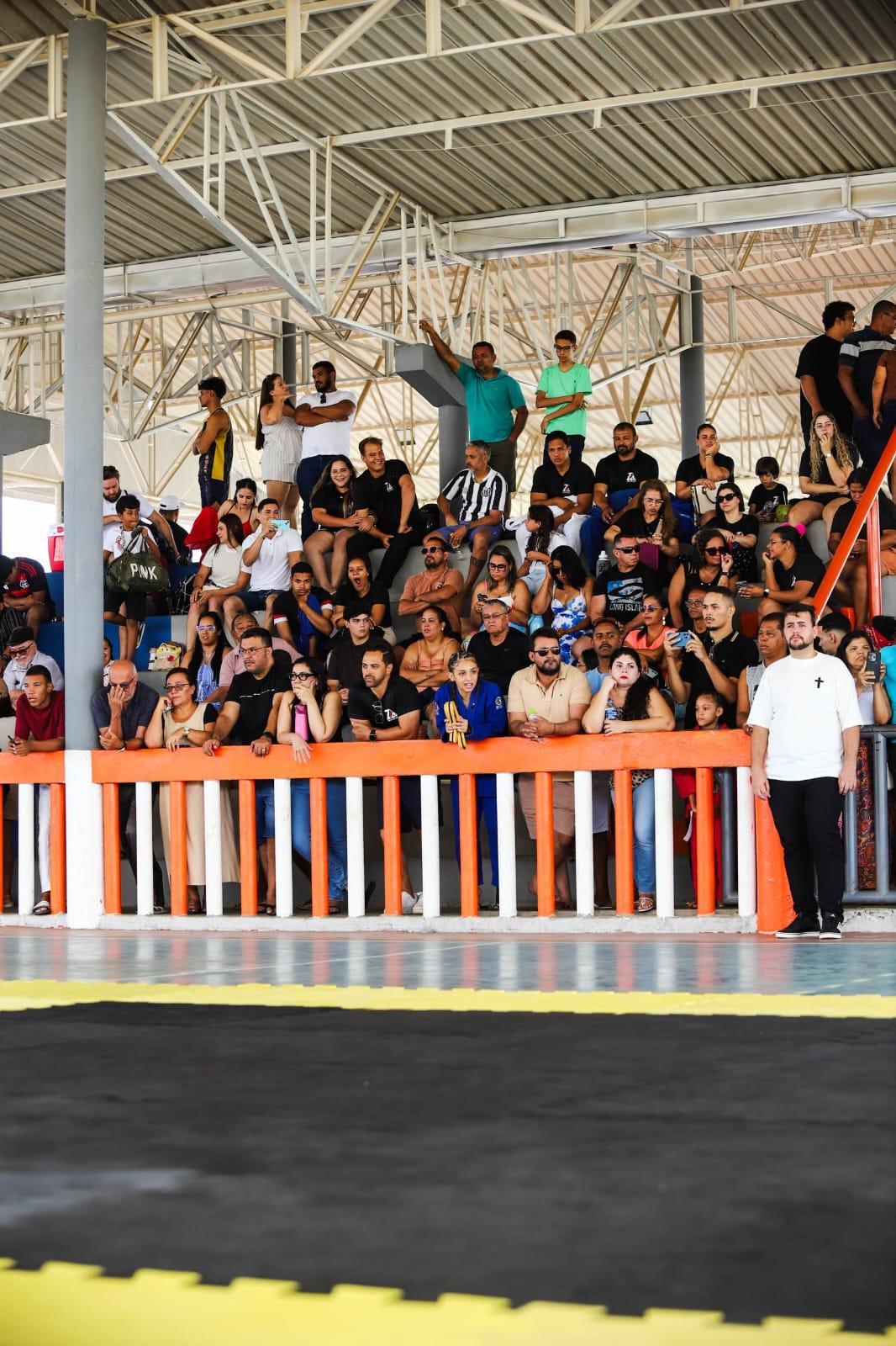 Equipes e comunidade presentes no evento