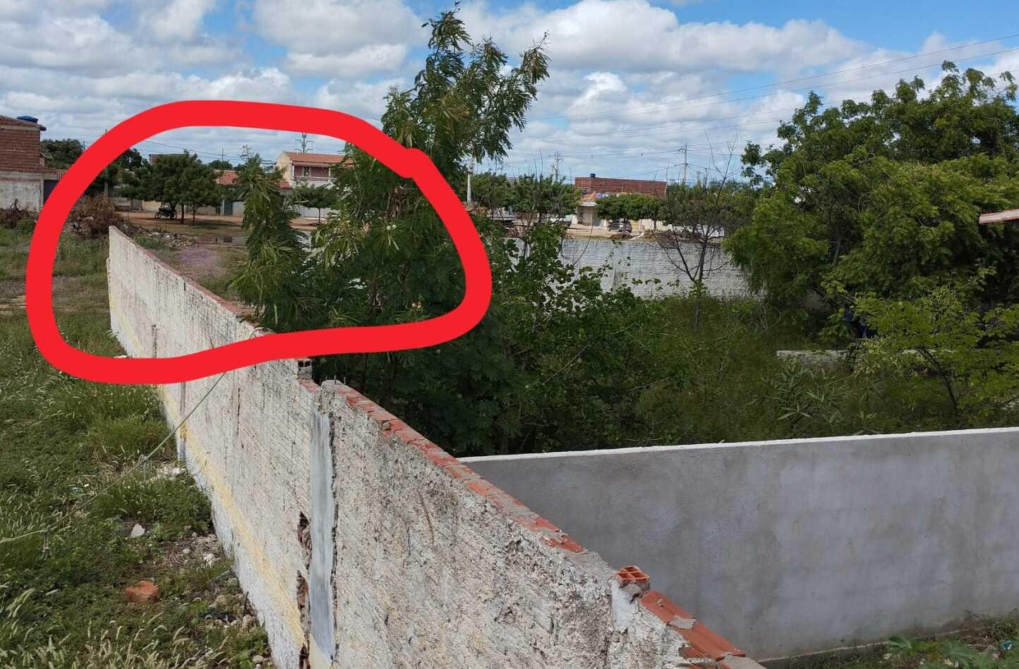 Muro derrubado deixando o imóvel aberto