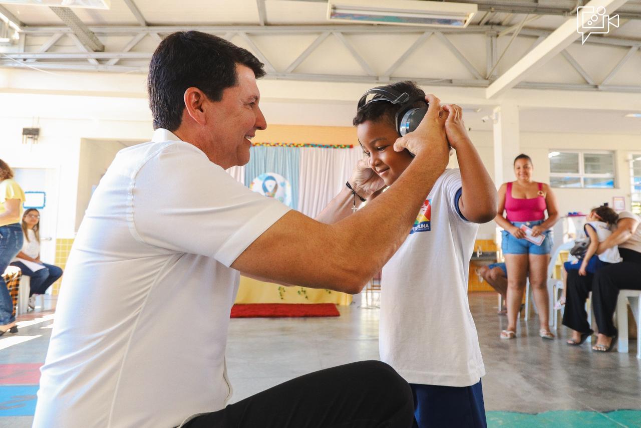 Simão Durando entrega abafadores de ruído para alunos com TEA em Petrolina e garante mais inclusão