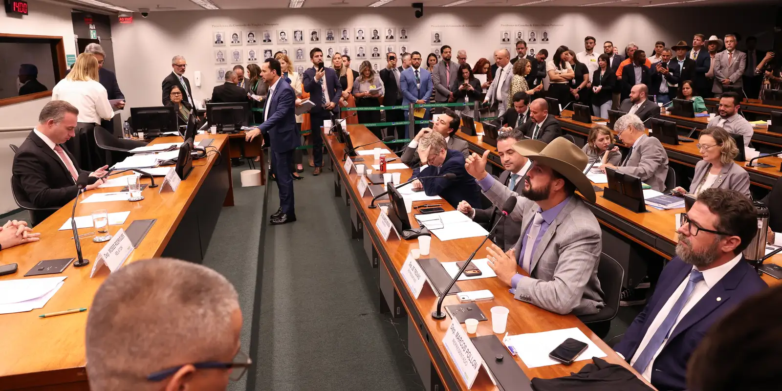 Conselho de Ética recomenda suspensão de três deputados por motim no plenário