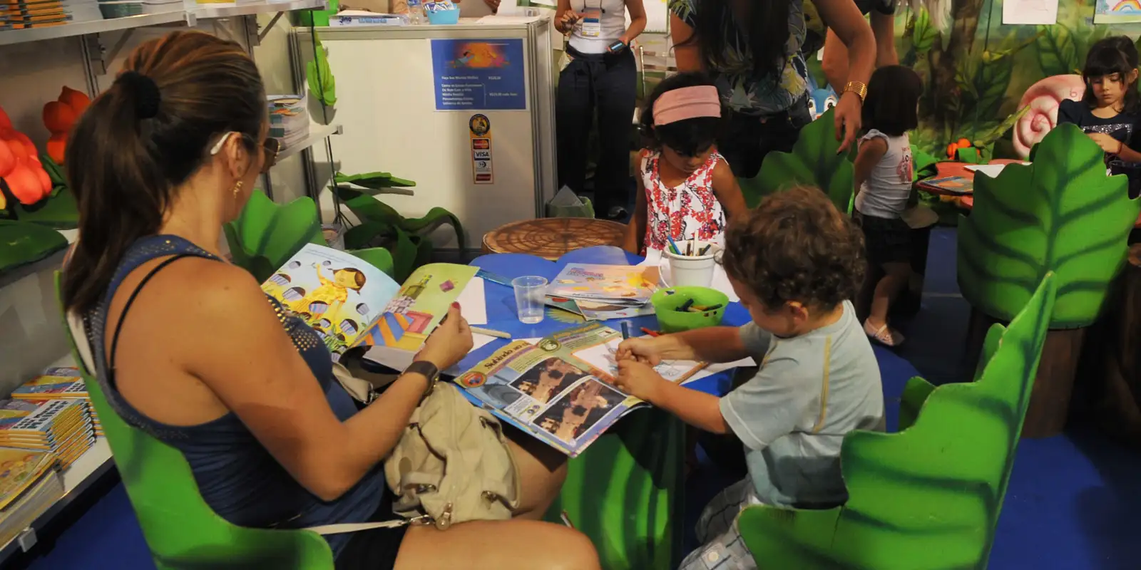 Estudo da OCDE: 53% das famílias brasileiras raramente leem para crianças de 5 anos