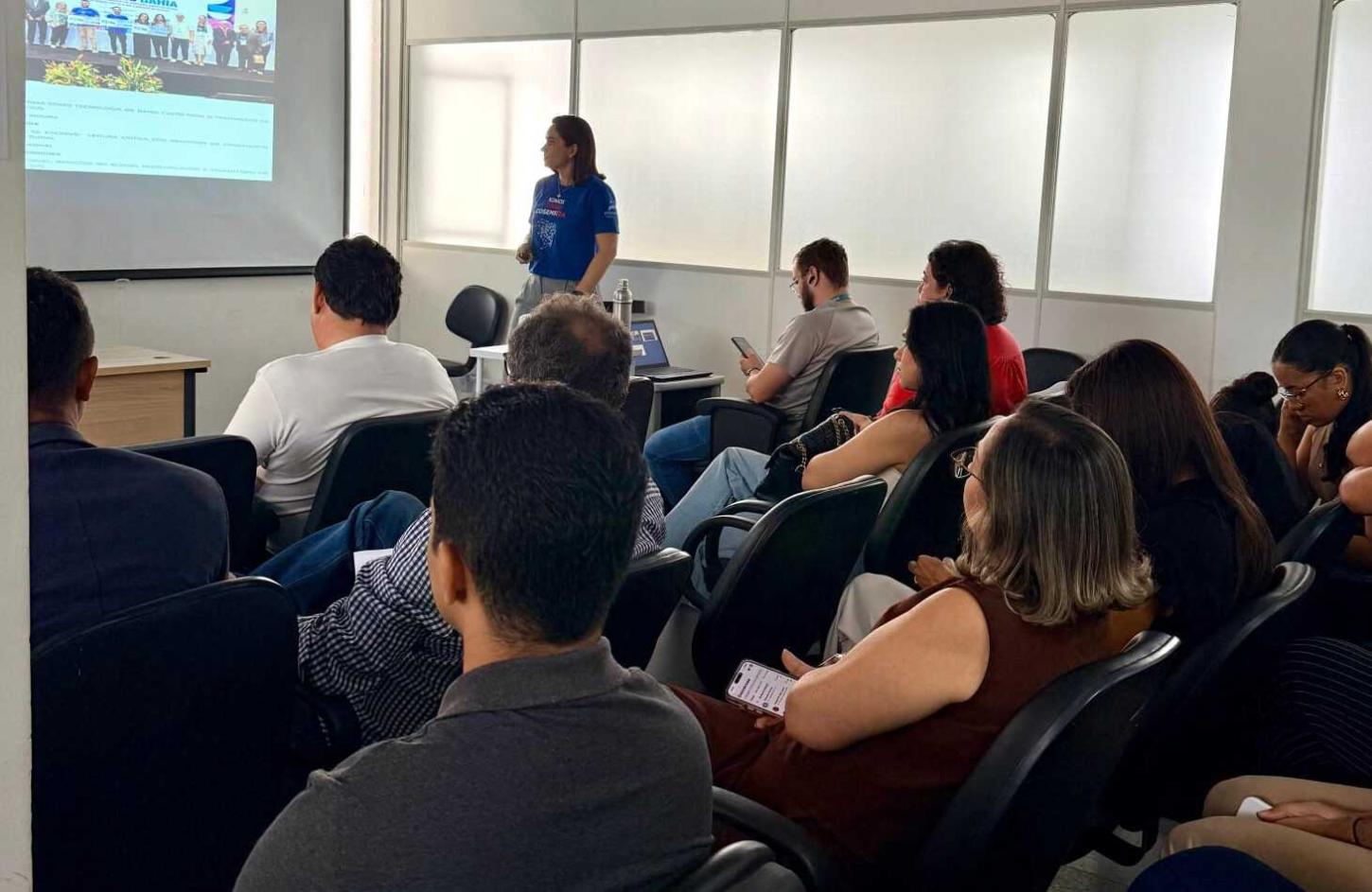 Foram discutidas as coberturas vacinais contra a Influenza, Covid-19 e a bronquiolite, com destaque para a imunização de gestantes