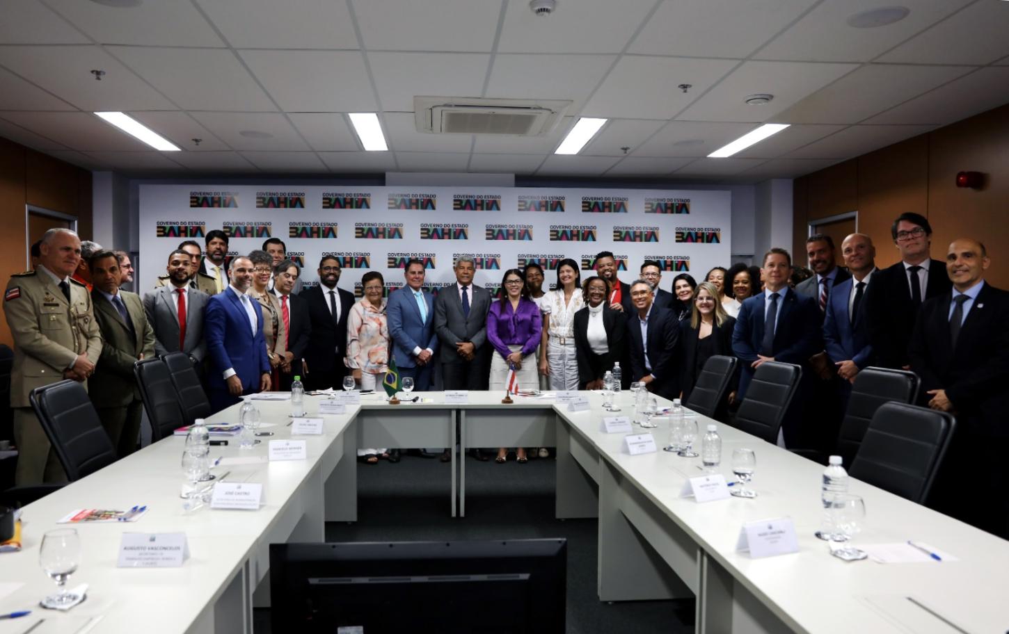 O encontro reuniu chefes dos três Poderes — Executivo, Legislativo e Judiciário — além do procurador-geral do Ministério Público, da defensora pública-geral do Estado e demais representantes institucionais