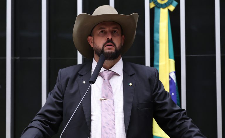 Câmara dos Deputados aprova regulamentação para transporte remunerado de passageiros por moto