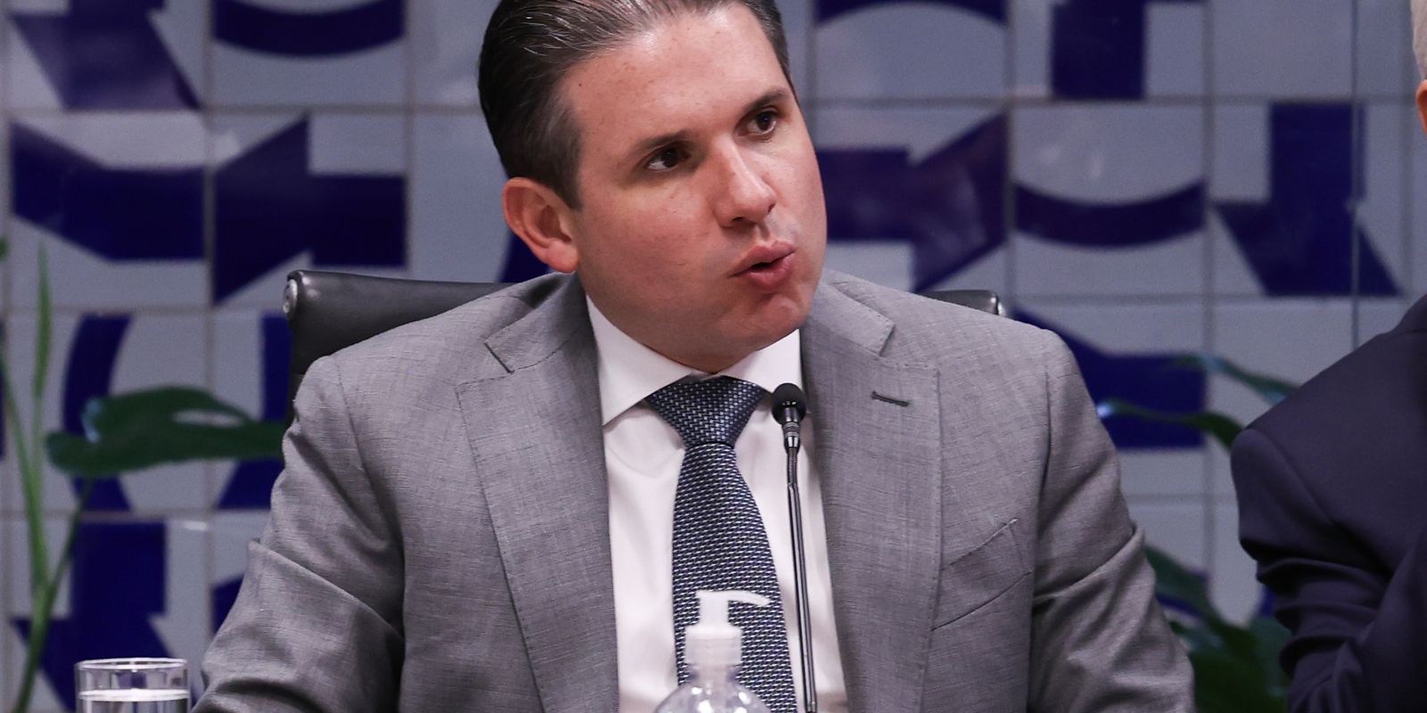 Hugo Motta convoca líderes para debater fim da escala 6x1