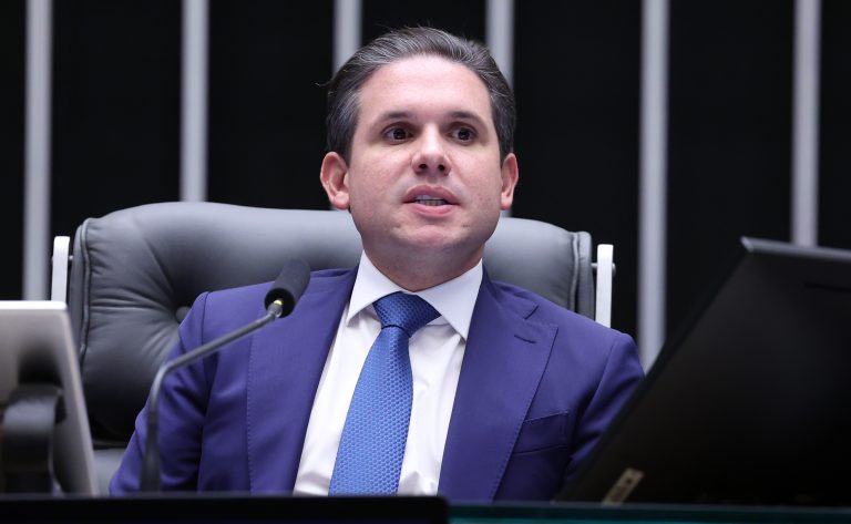 Projeto que eleva limite de faturamento do MEI é entregue a Hugo Motta