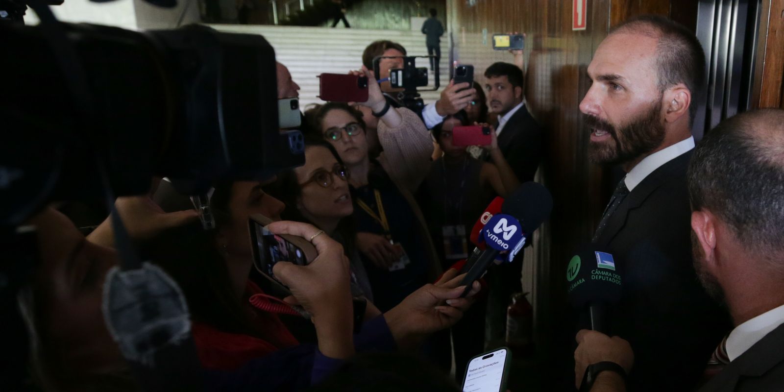 STF condena Eduardo Bolsonaro por coação no curso do processo