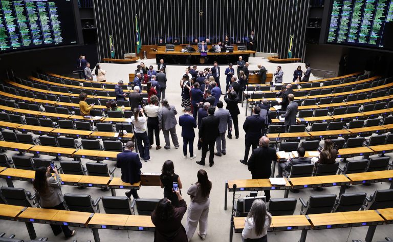 Câmara dos Deputados pauta projetos sobre epilepsia, reconhecimento facial e abandono de animais para votação