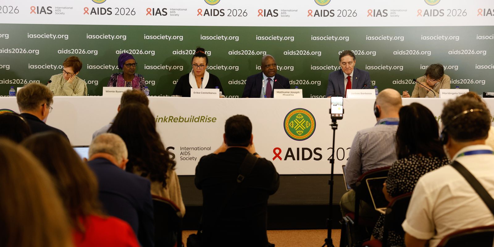 Queda nos casos de HIV no mundo é ameaçada por corte de verbas, alerta Unaids