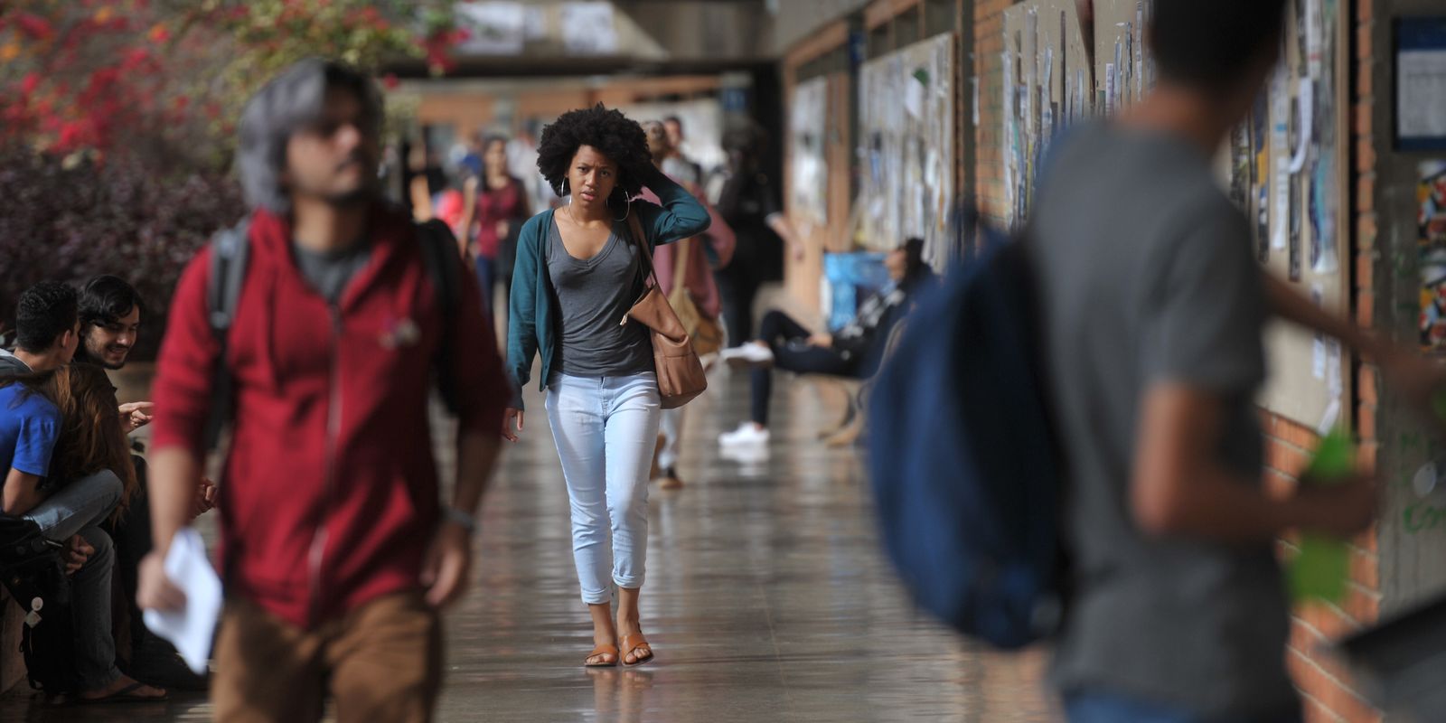 Vulnerabilidade social: mais de 54% dos estudantes de graduação abandonam curso por cuidados com os filhos