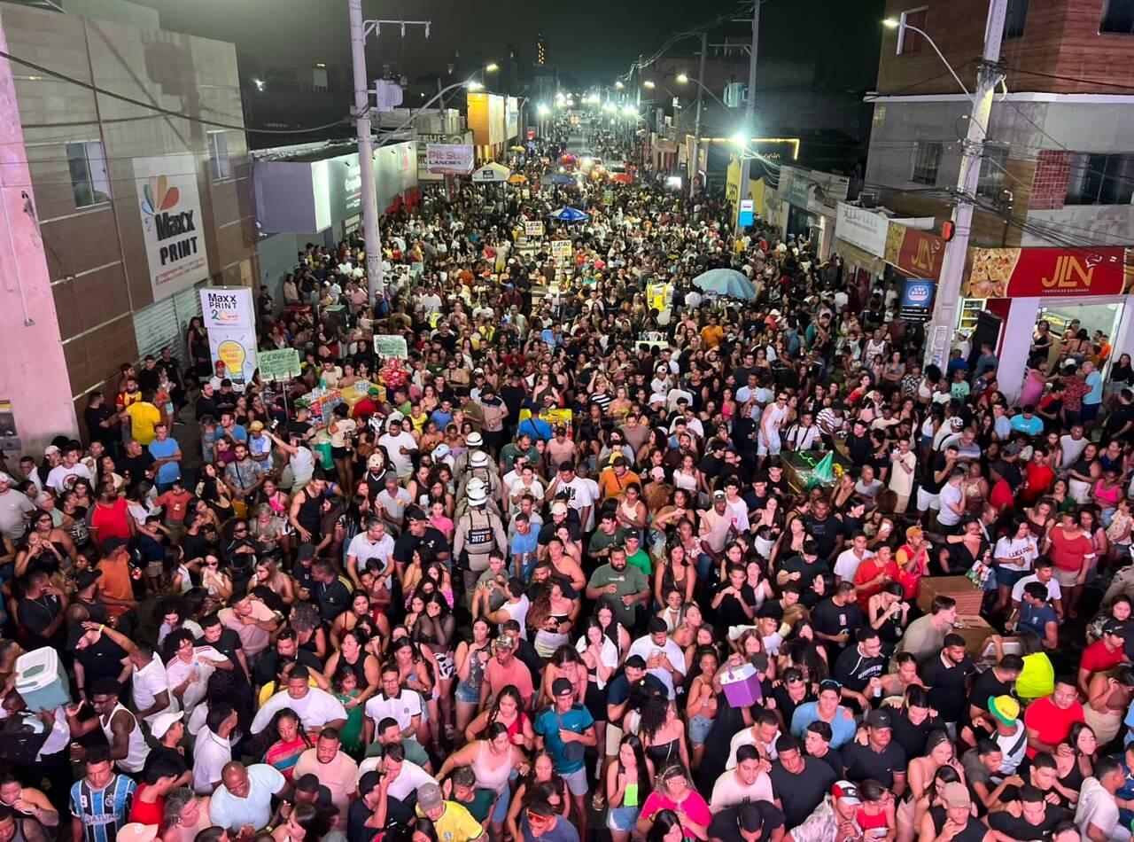 Uma multidão para celebrar o aniversário da cidade ao ritmo do pagodão baiano