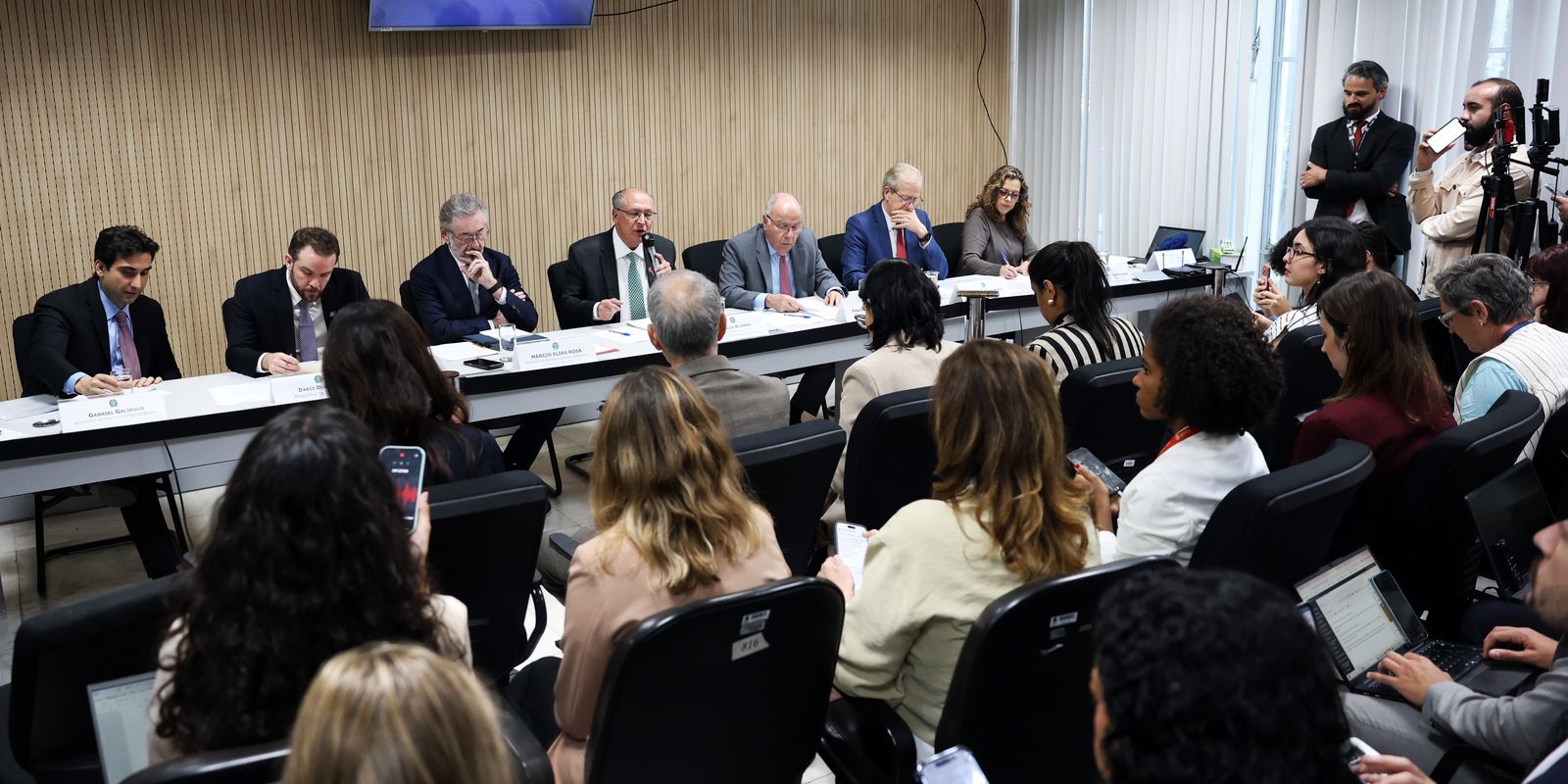 Governo federal retoma plano de apoio a setores impactados por tarifaço dos EUA