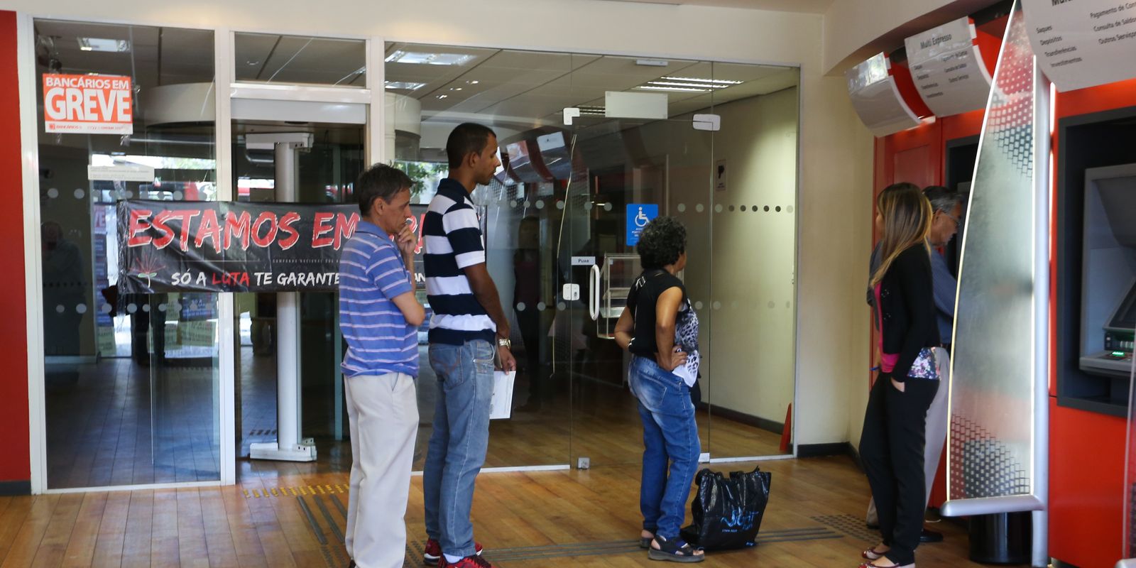 Paralisação dos bancários afeta atendimento público e privado nesta quinta