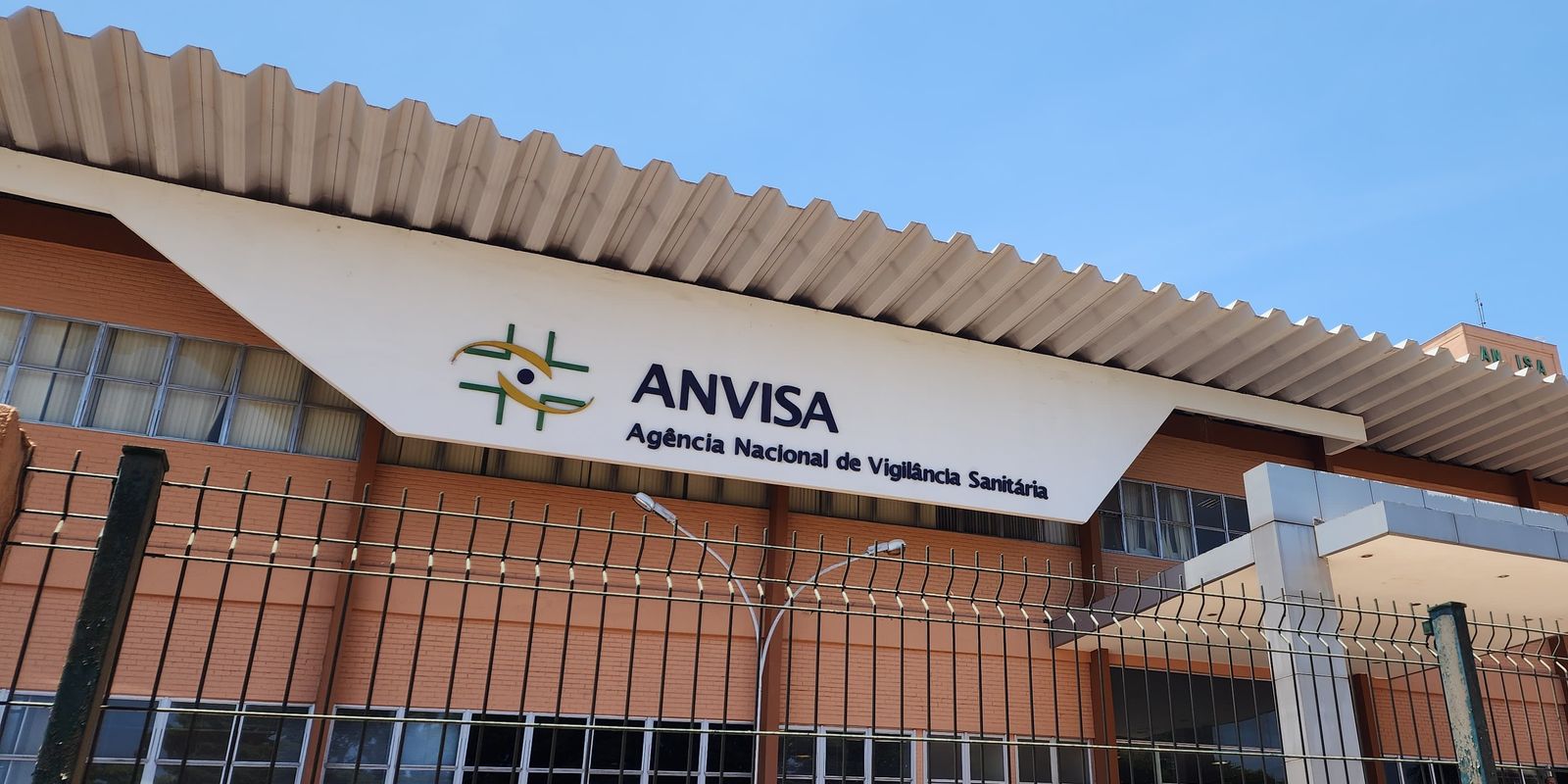 Anvisa proíbe a venda de cosméticos sem registro no país