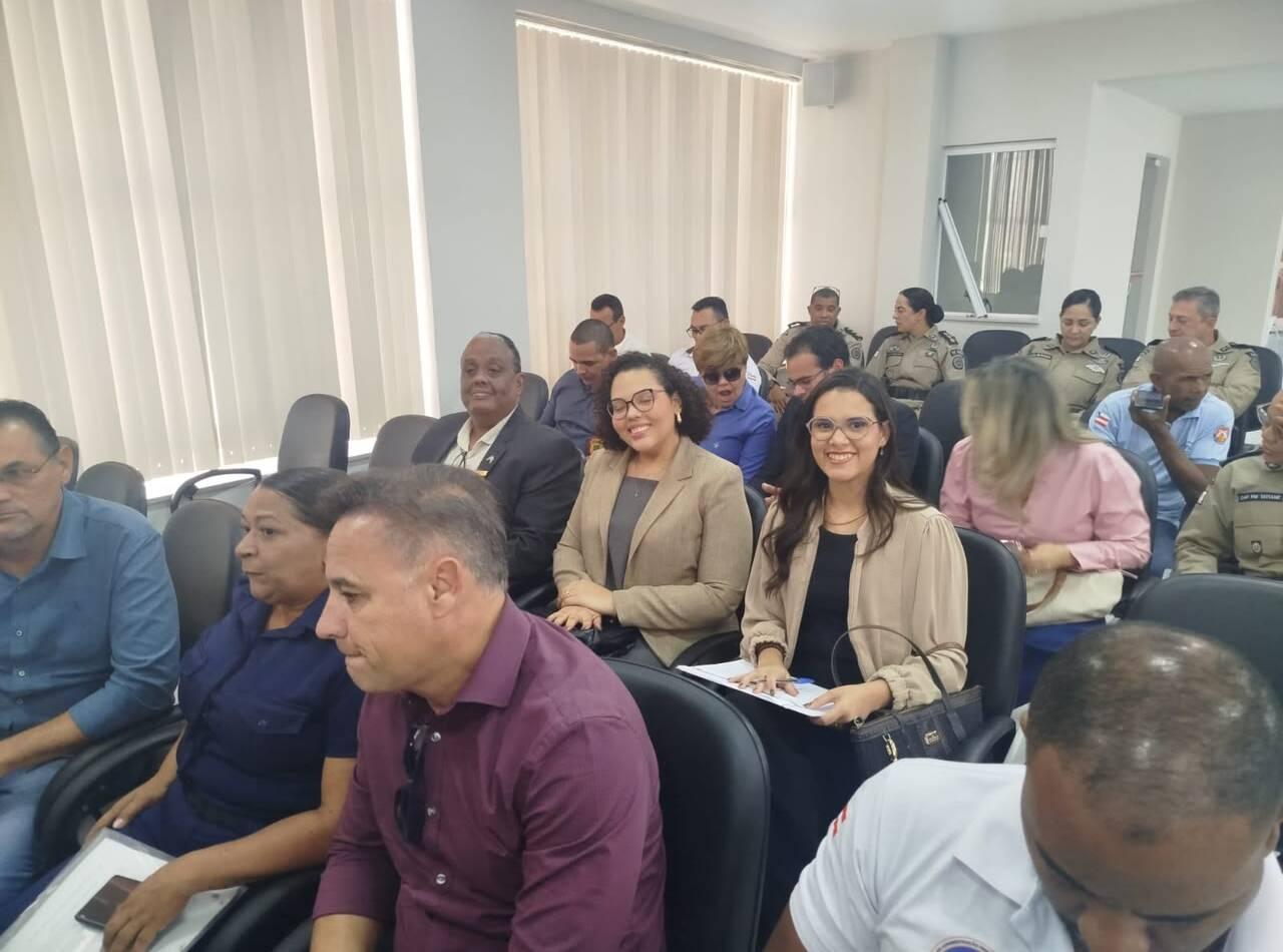 George Falcão ao lado das advogadas Giovana Falcão e Natália Valverde.