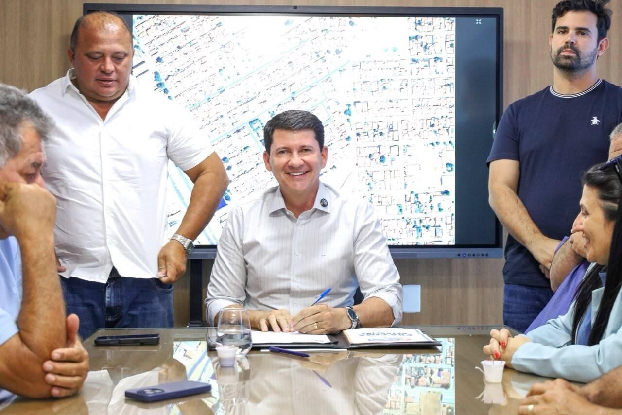 Durante a assinatura com a presença do vice-prefeito Ricardo Coelho