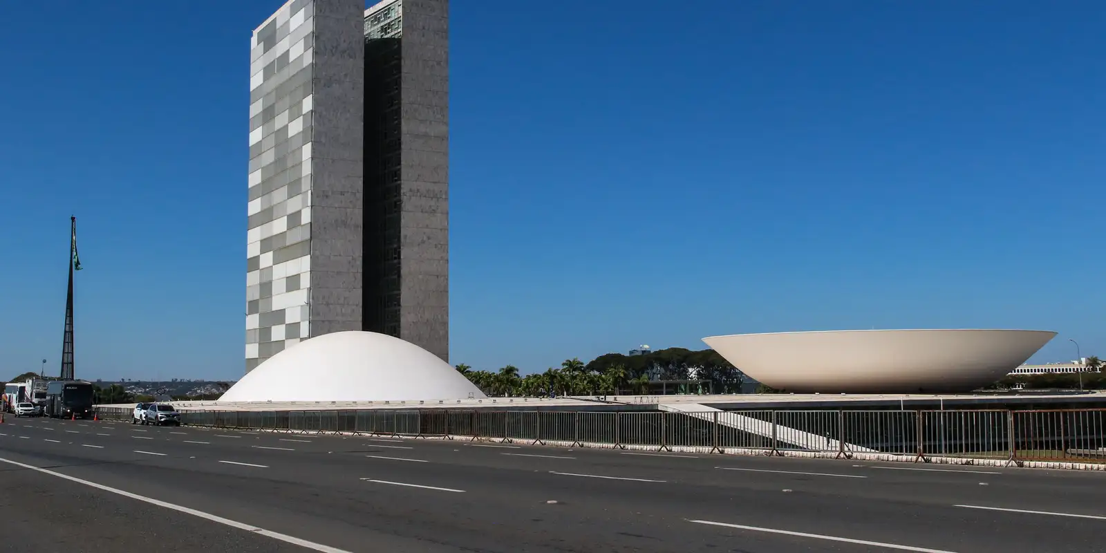Votação da MP sobre a taxa das blusinhas é adiada para terça-feira no Congresso