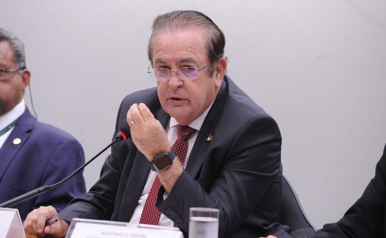 CCJ aprova projeto que autoriza a extensão de estágio para recém-formados