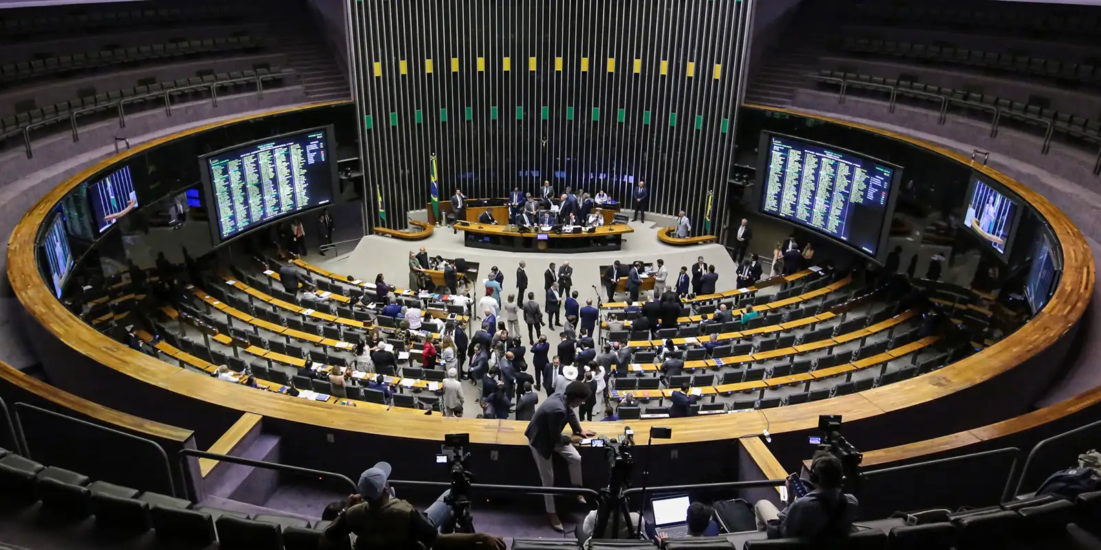 Câmara aprova MP da taxa das blusinhas e texto segue para análise no Senado