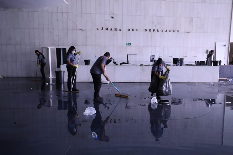 Projeto de lei amplia vagas para mulheres em contratos de serviços públicos