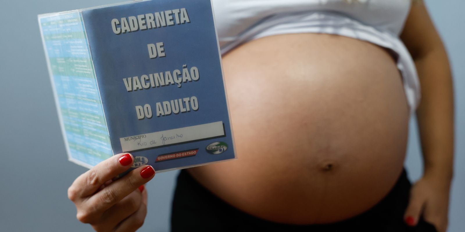 Baixa adesão à vacina na gravidez acende alerta de saúde no Brasil