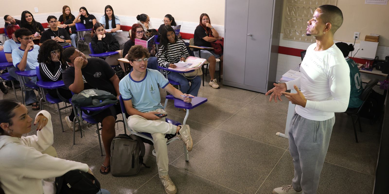 Estudantes com inscrição automática no Enem 2026 devem escolher idioma até dia 18