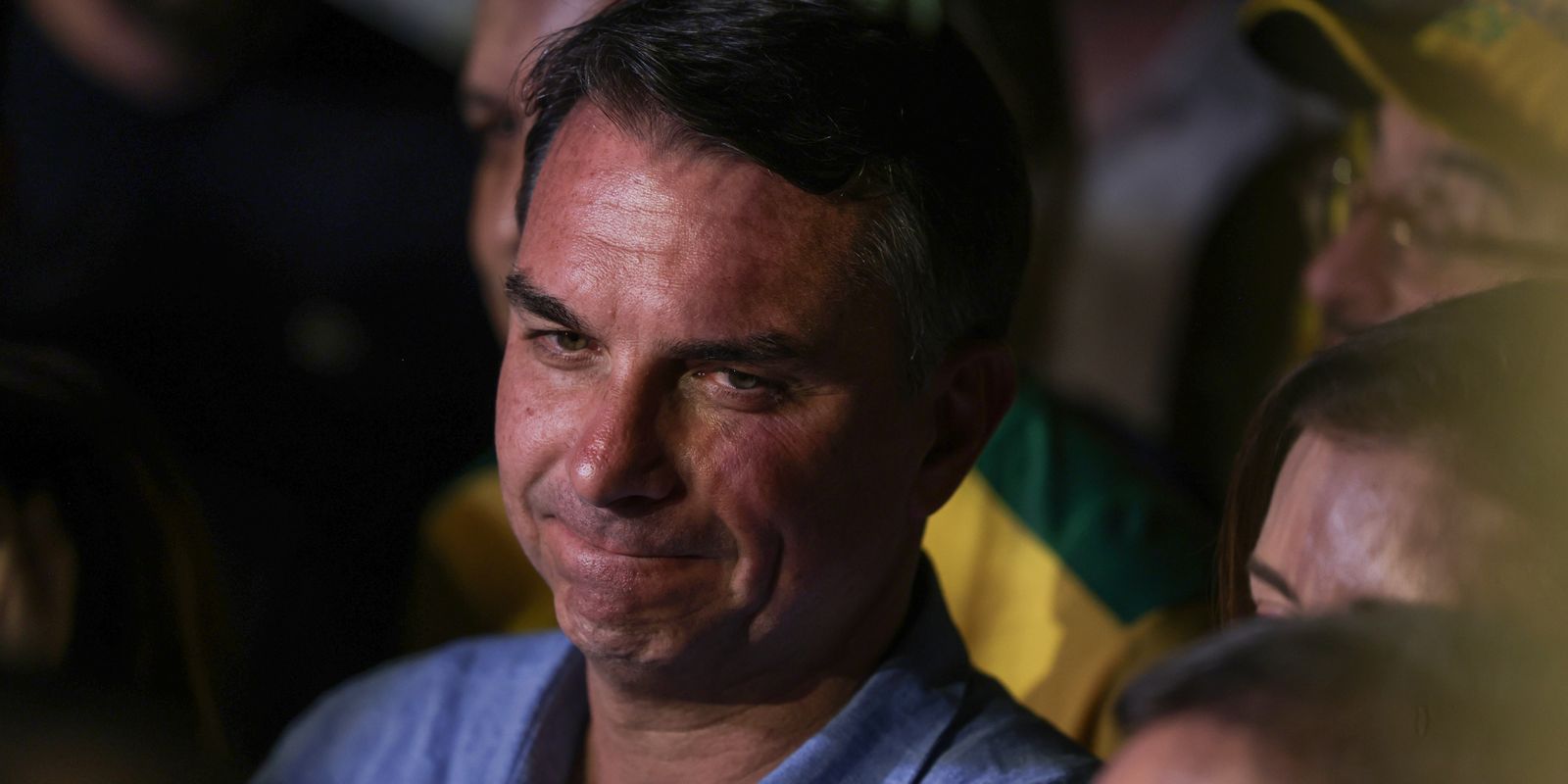 Fuga e carta golpista de Flávio Bolsonaro geram isolamento político
